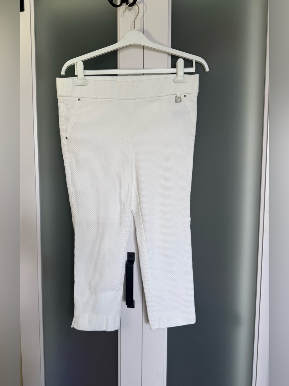 Rafaella White Textured Ankle Capri Pants